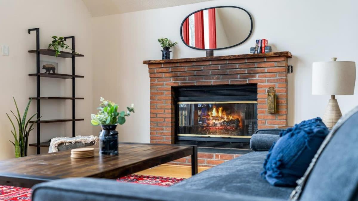 Modern Chalet Cabin W Hot Tub, Deck&Grill, & Wifi! Inwood Exteriér fotografie