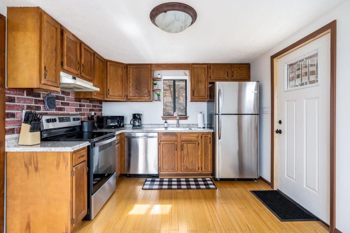 Modern Chalet Cabin W Hot Tub, Deck&Grill, & Wifi! Inwood Exteriér fotografie